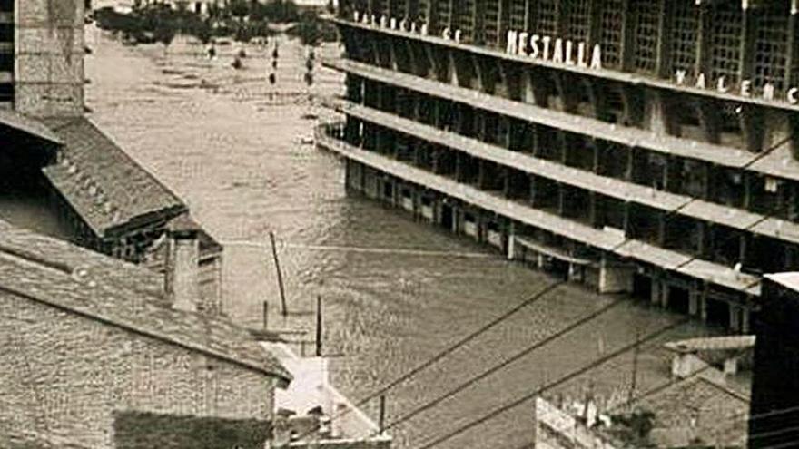 Los aledaños del estadio tras la riada de 1957