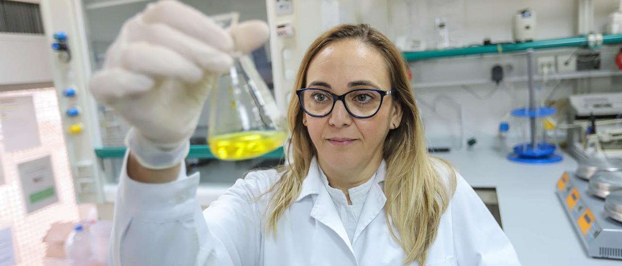 Una profesora del grado de Tecnología y Ciencia de los Alimentos en un laboratorio de la UMH