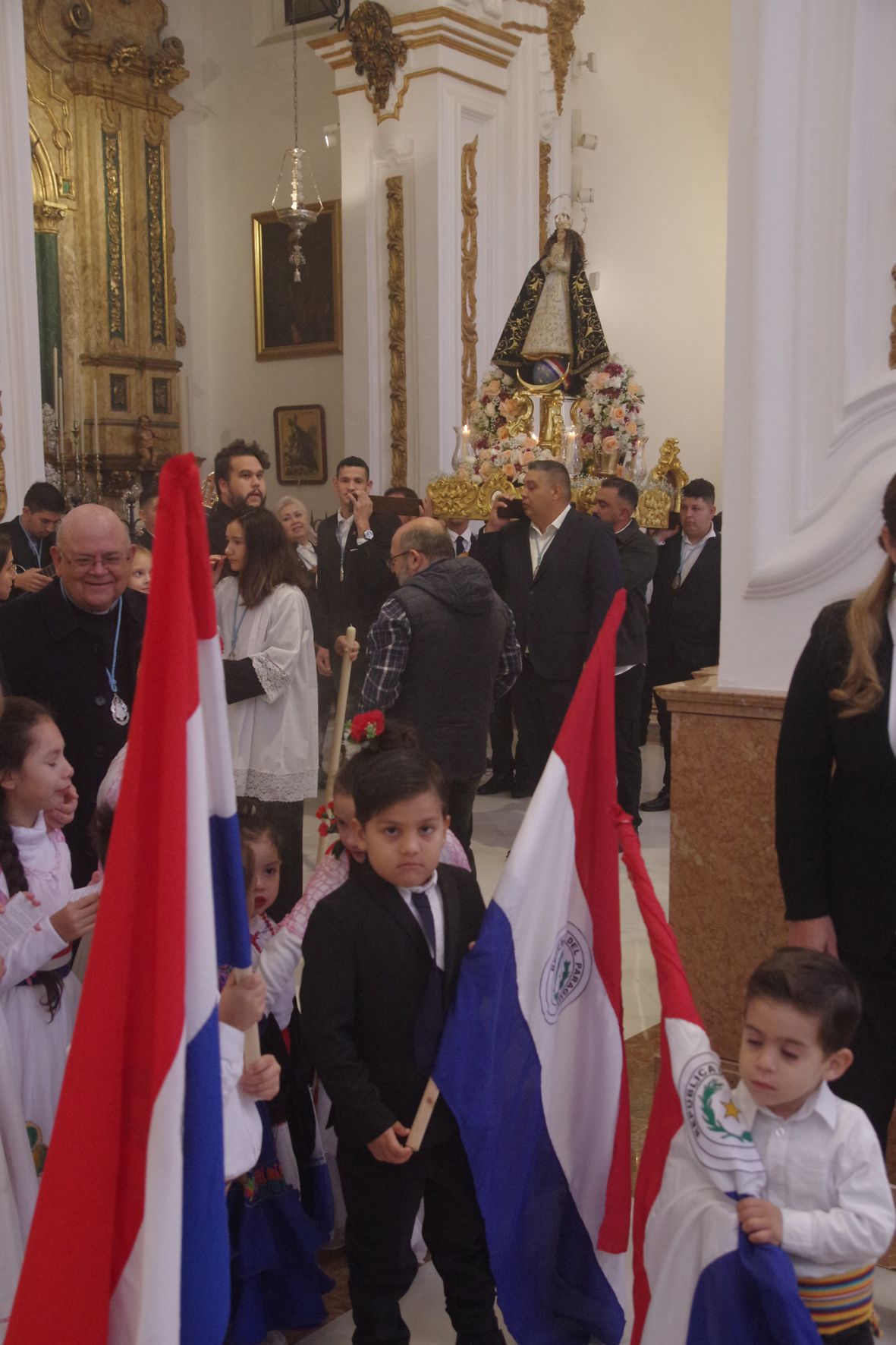 La comunidad paraguaya de Málaga procesiona a su Virgen de Caacupé por los Mártires