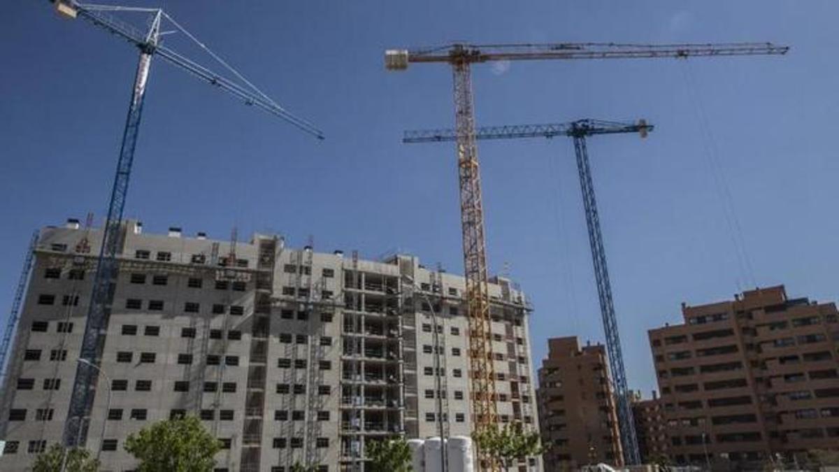 Un edificio en construcción en Alicante.