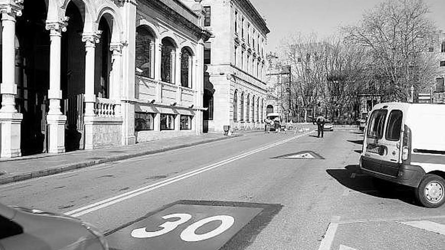 Coches y ciclistas compartirán espacio en el Muro tras la colocación de una nueva señalización