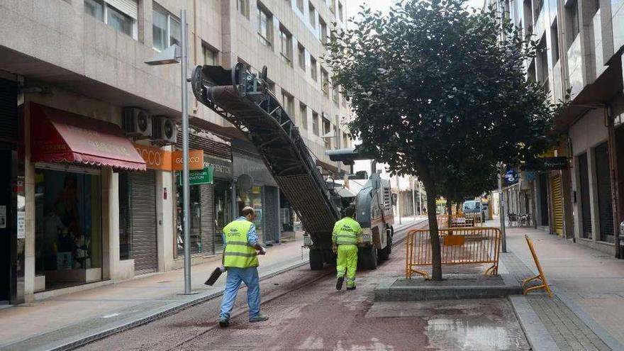 Últimos trabajos de retirada del viejo asfalto, en la tarde de ayer. // Rafa Vázquez