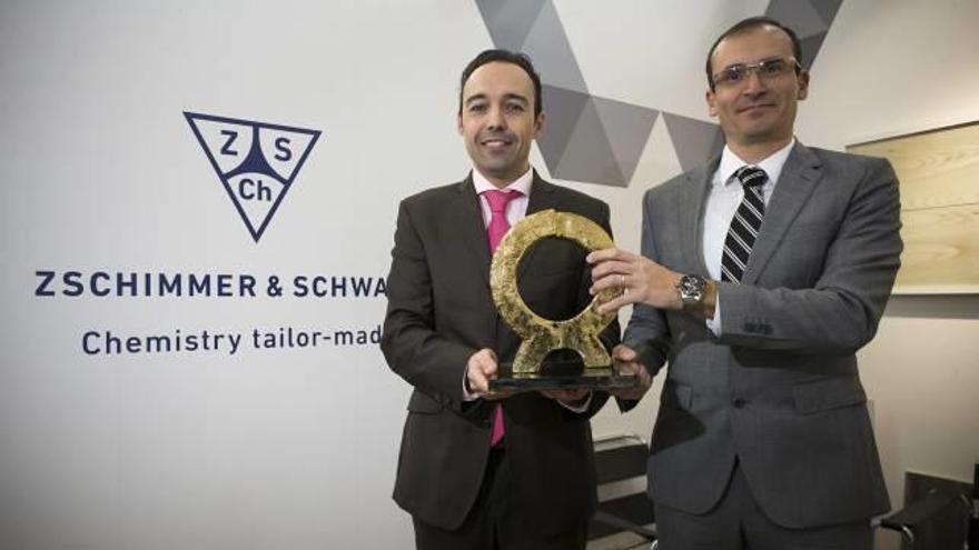 Carlos Vivas y Pedro Hernández, los dos deputy general manager de Zschimmer&amp;Schwarz, posan con el Alfa de Oro.