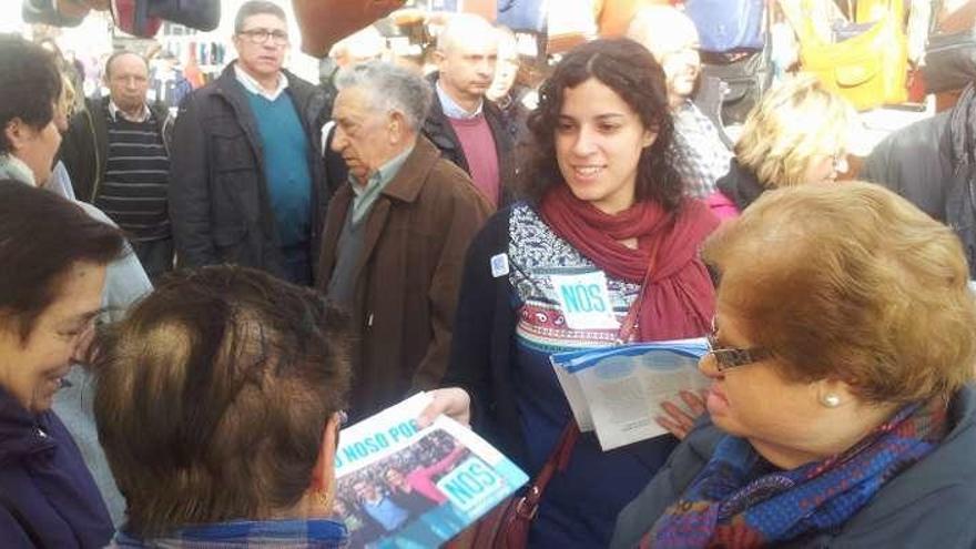 Noa Presas reparte folletos electorales en Celanova. // FdV