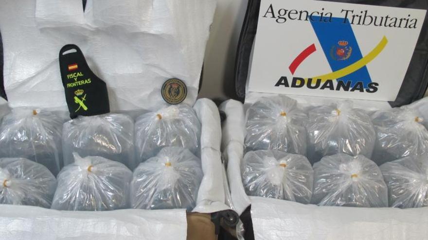 Interceptan 26 kilos de angulas en bolsas de agua en el aeropuerto de València