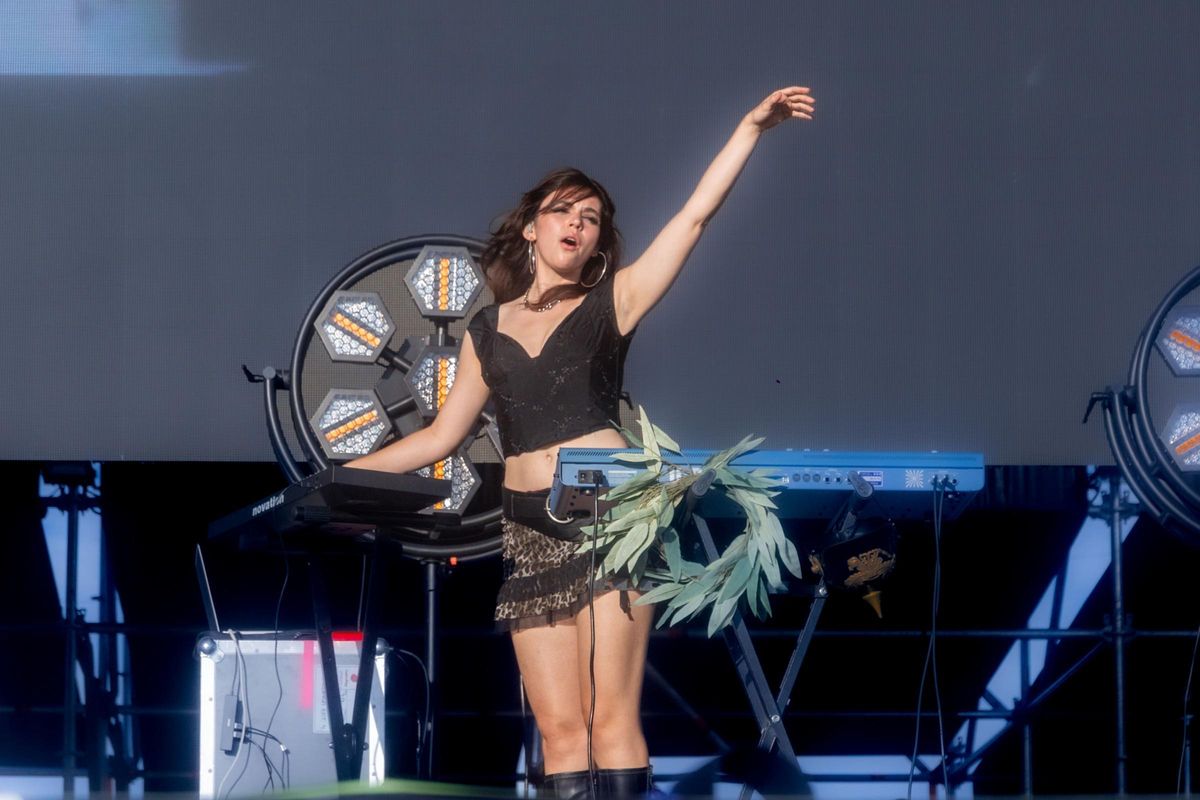 Laura de Diego, teclista de Alcalá Norte, durante su actuación en Mad Cool 2025.
