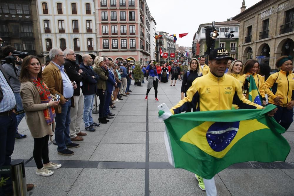 Los participantes en el Mundial de Duatlón toman Avilés