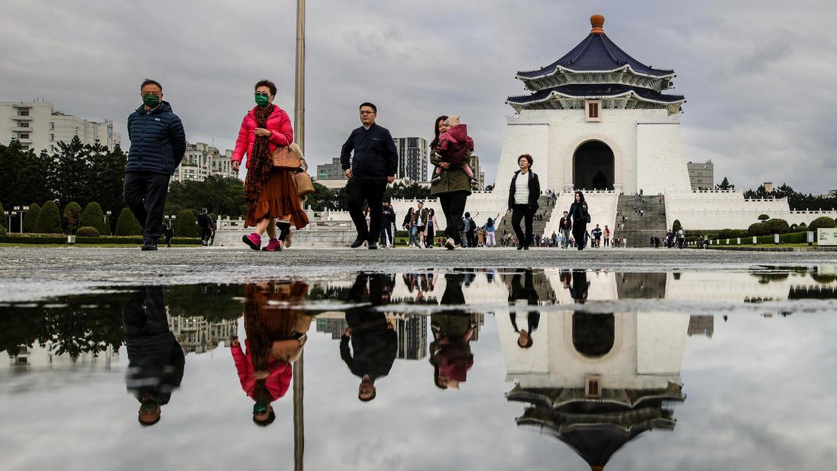 Ciudadanos taiwaneses caminan frente al memorial Chiang Kai-shek.