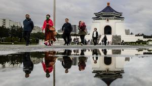 Ciudadanos taiwaneses caminan frente al memorial Chiang Kai-shek.