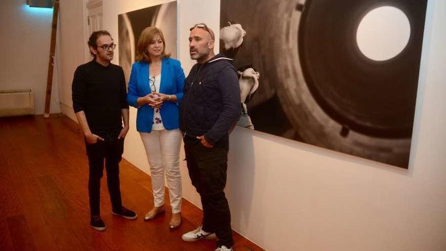 Manu Suárez, Marité Cores y Esteban Delaiglesia, ayer, en la exposición fotográfica. // Rafa Vázquez