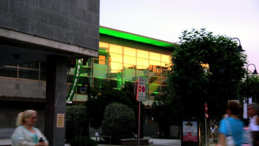 Fachada del Concello de Cangas iluminada de verde contra la ELA.// Gonzalo Núñez