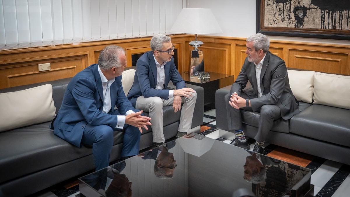 De izquierda a derecha: Ángel Víctor Torres, Arcadi España y Fernando Clavijo.
