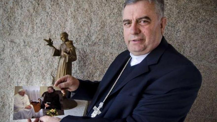 Francisco Rodríguez Carballo, ayer en Lodoselo, con una foto del Papa Francisco.  // Brais Lorenzo