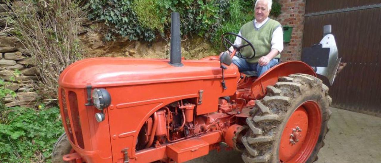 Acacio Álvarez sobre un tractor con más de 50 años de historia.