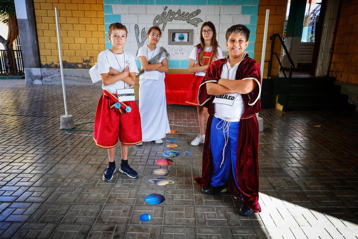 Alumnos que recrean a Hipatia, Galileo Galilei, Copérnico y Newton.