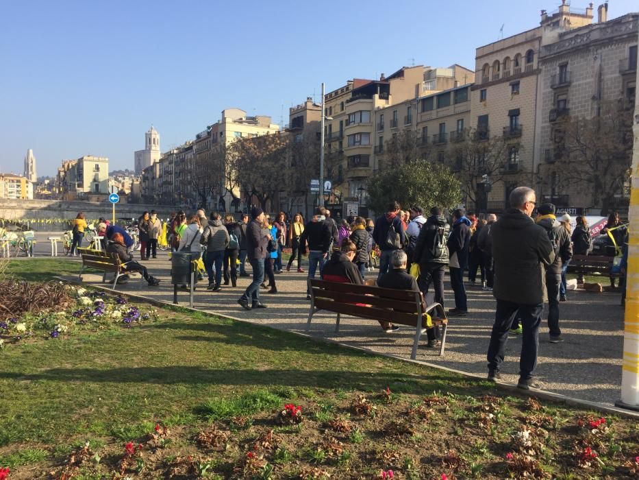 L'ANC reparteix cintes grogues a Plaça Catalunya