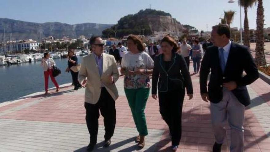 La consellera y la alcaldesa recorren el nuevo paseo marítimo de El Raset.