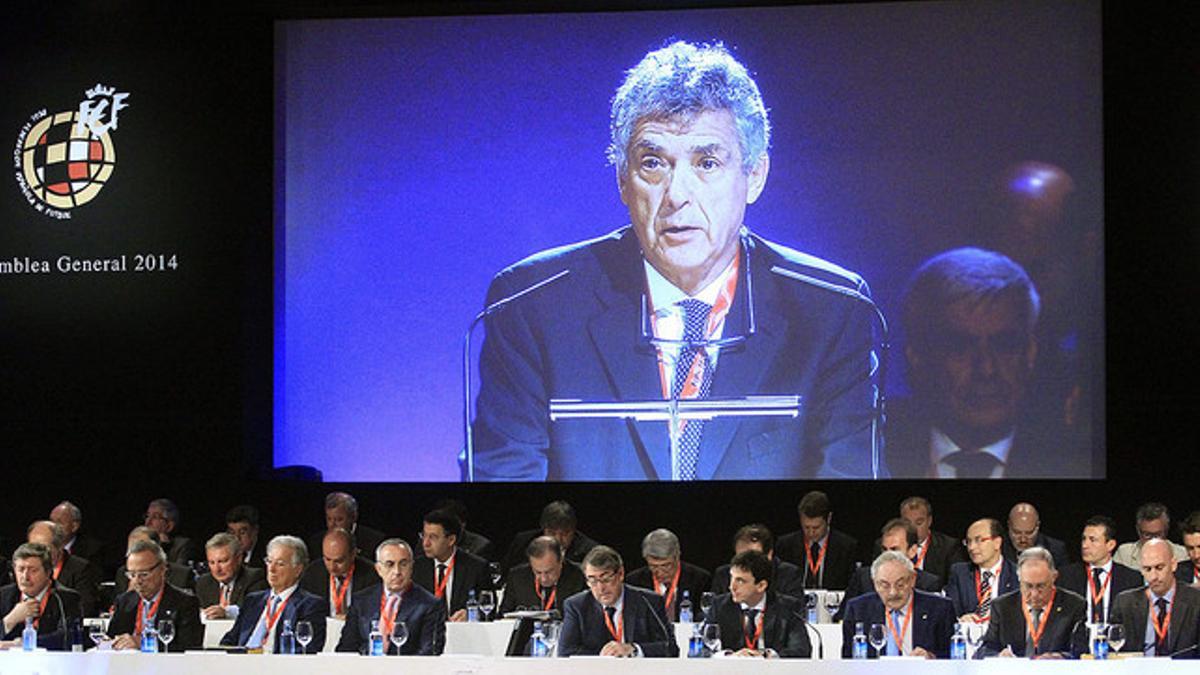 El presidente de la Real Federación Española de Fútbol, Ángel María Villar, ofrece su discurso en la 27ª asamblea general
