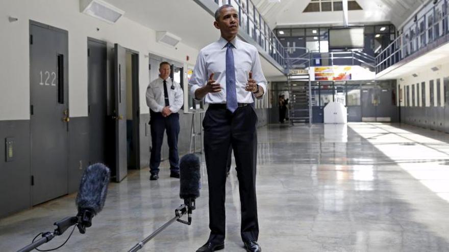 Obama, durante su visita a la cárcel de El Reno.