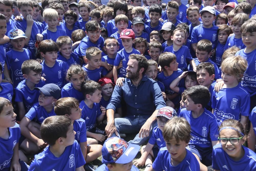 Visita de Mata al campus del Real Oviedo