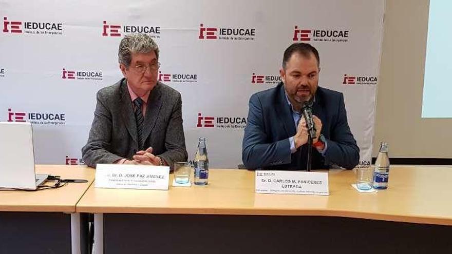 José Paz, a la izquierda, con el consejero delegado del Instituto de Emergencias, Carlos M. Paniceres, durante la conferencia.