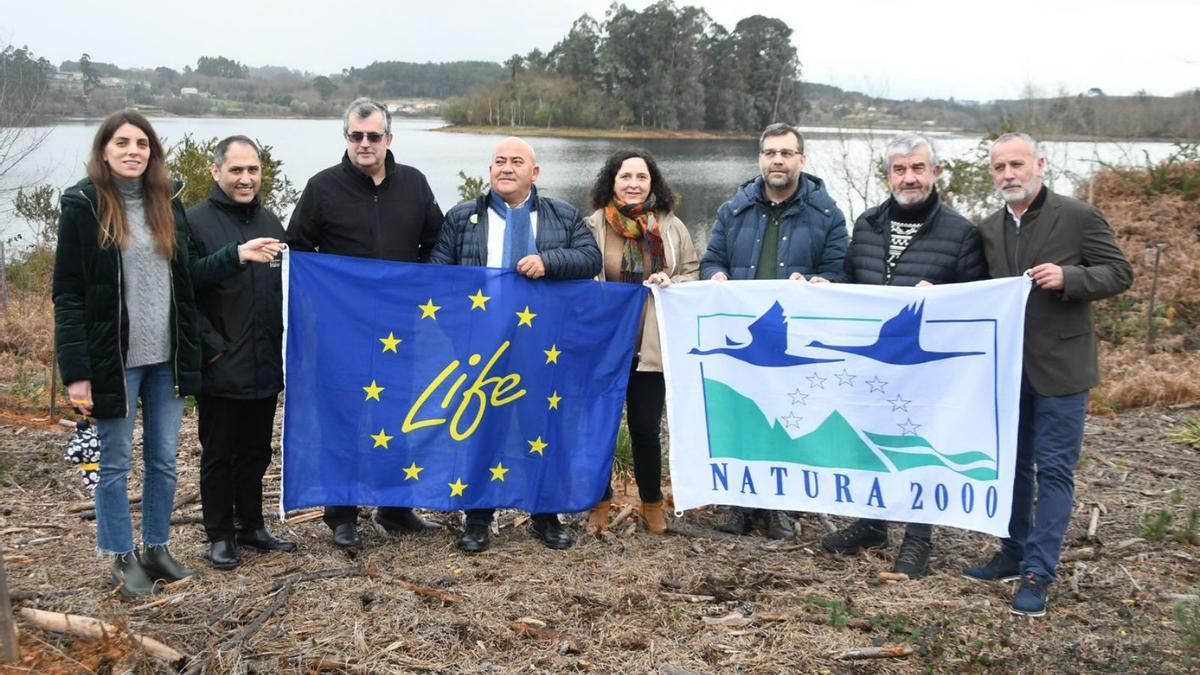 Representantes de las entidades implicadas en el LIFE fluvial en Cecebre, ayer, junto a la presa.