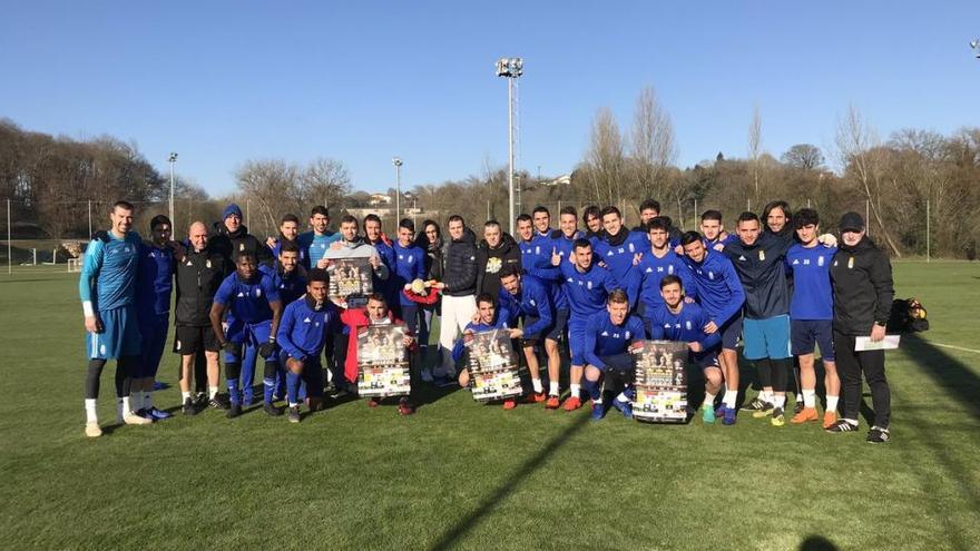 Los jugadores posan con los boxeadores.