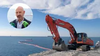 El subdelegado del Gobierno en Málaga defiende las obras de los Baños del Carmen frente a las protestas vecinales: "Las barreras antiturbidez son medidas para proteger la biodiversidad"