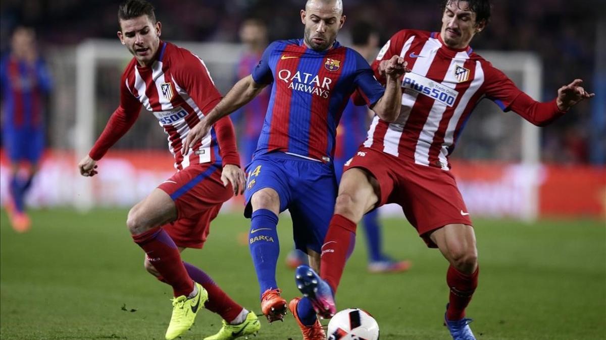 Mascherano protege el balón entre el acoso de Lucas y Savic en la vuelta de la semifinal de Copa ante el Atlético.
