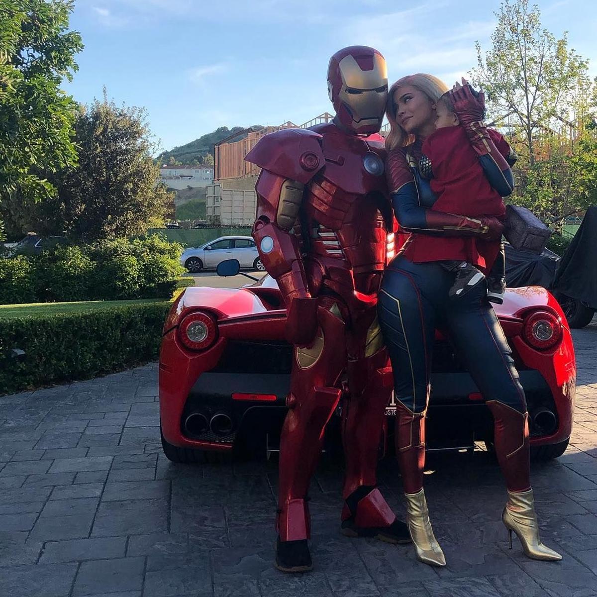 Kylie Jenner disfrazada de Capitana Marvel junto a Travis Scott y su hija Stormi