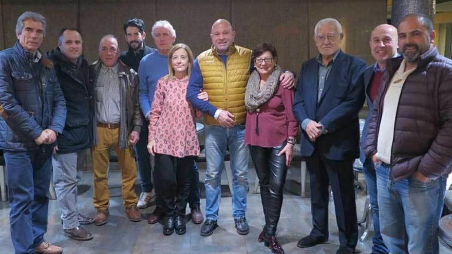 Viti, en el centro, con los asistentes a su homenaje.