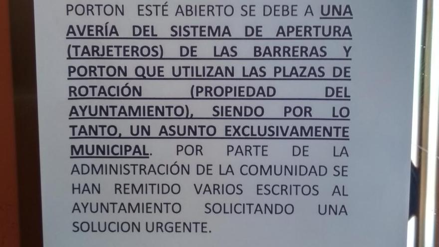 Usuarios del parking de Vallobín, en Oviedo, culpan al Ayuntamiento de que la puerta lleve estropeada mes y medio