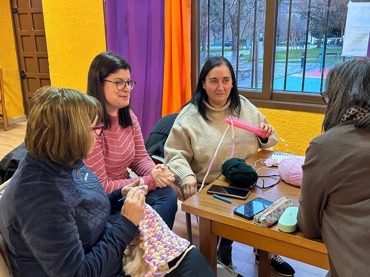 EN IMÁGENES: La "Flor de Grau" celebra su "Filandón" para tejer en grupo y estrechar lazos