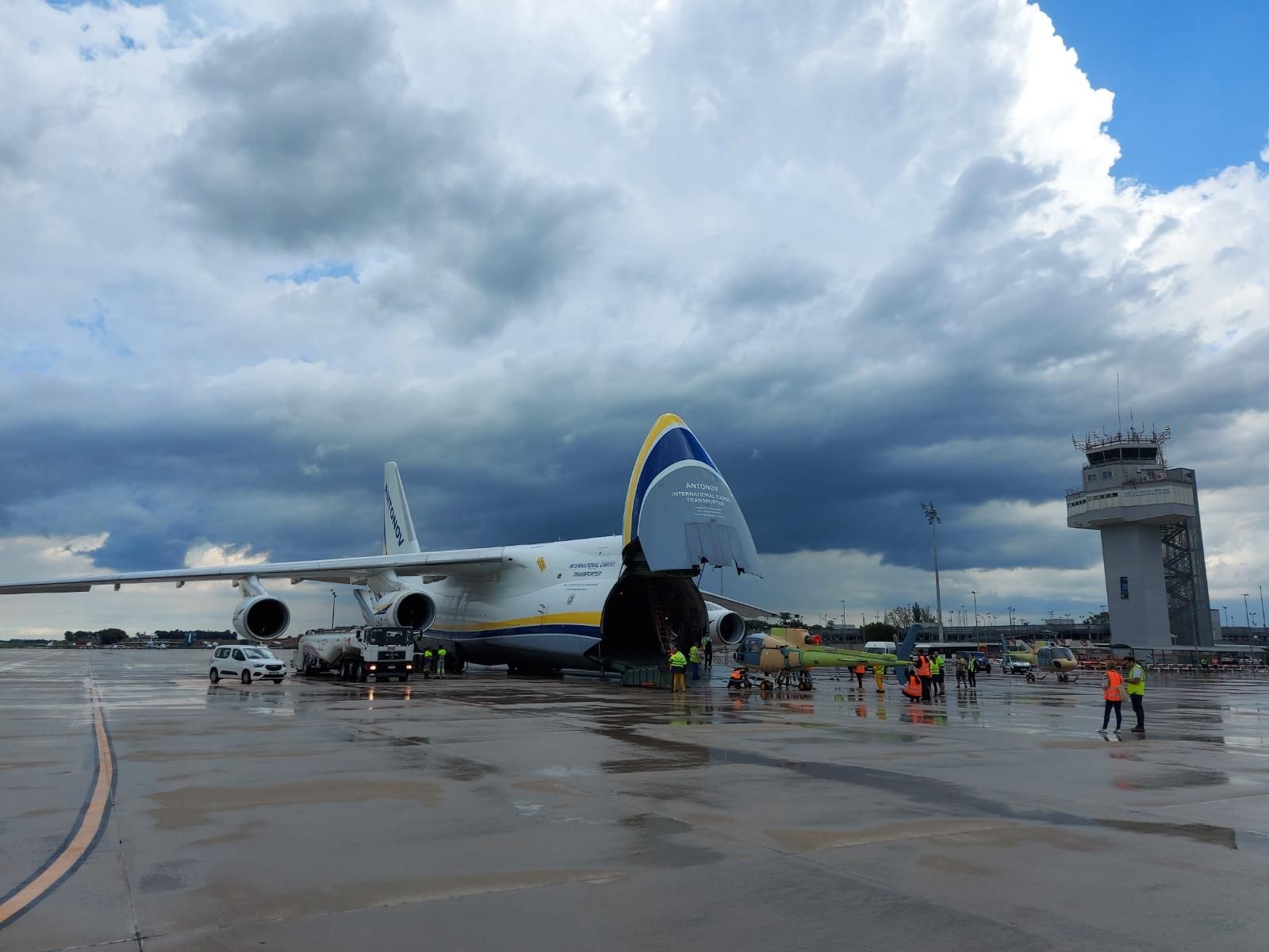 Un dels avions més grans del món torna a passar per l'aeroport de Girona