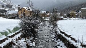 En Espot se han acumulado grosores de nieve de 6 y 7 centímetros.