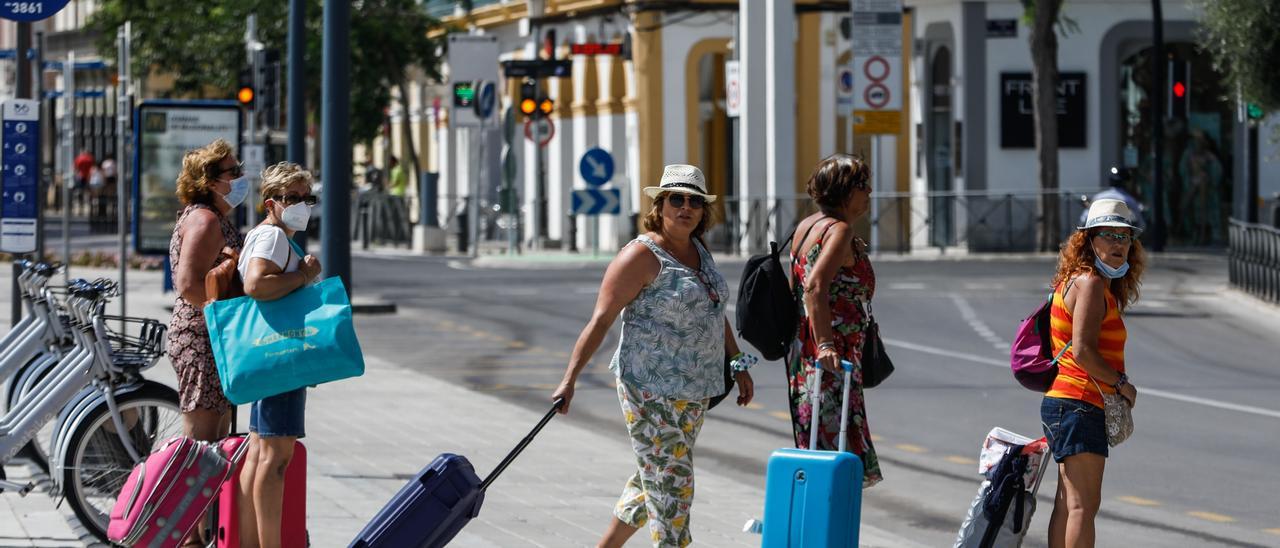 Turistas en el puerto de Ibiza el verano pasado. Zowy Voeten