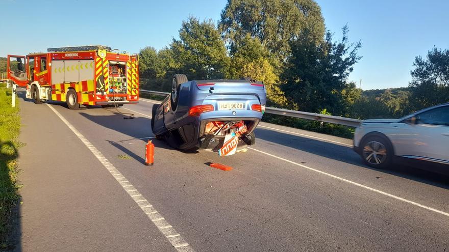 Herido leve tras volcar con su coche entre Prado y Bendoiro