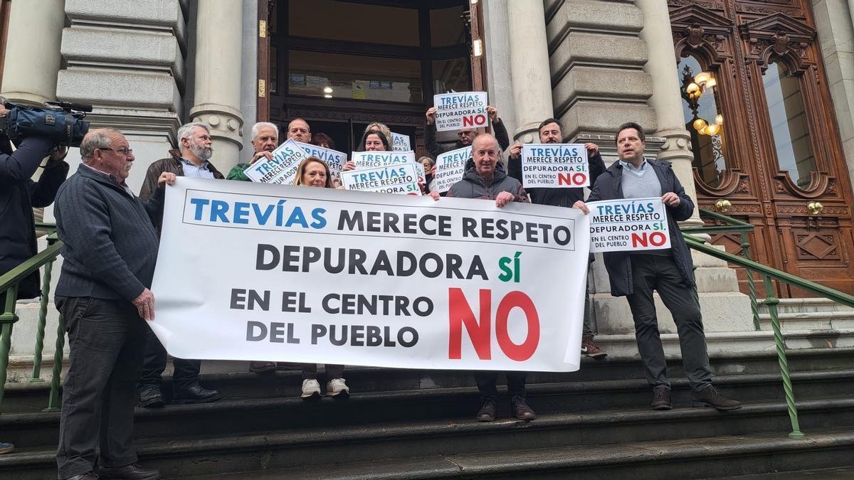 Un grupo de vecinos posando en la Junta General con las pancartas de rechazo.