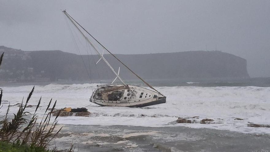 "Mig any" encallado: el temporal Harry se ensaña con el gran velero embarrancado en Xàbia