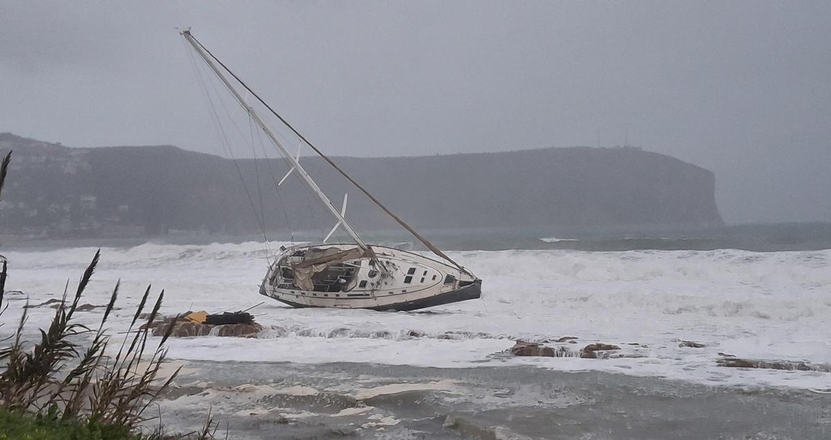 El temporal golpea y zarandea el gran velero que lleva 6 meses encallado