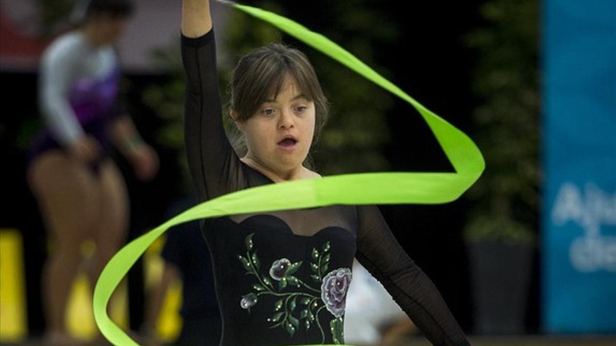 Una gimnasta italiana del Special Team Prato ensaya su ejercicio con la cinta durante una sesión de entrenamientos de los Juegos Special Olympics.