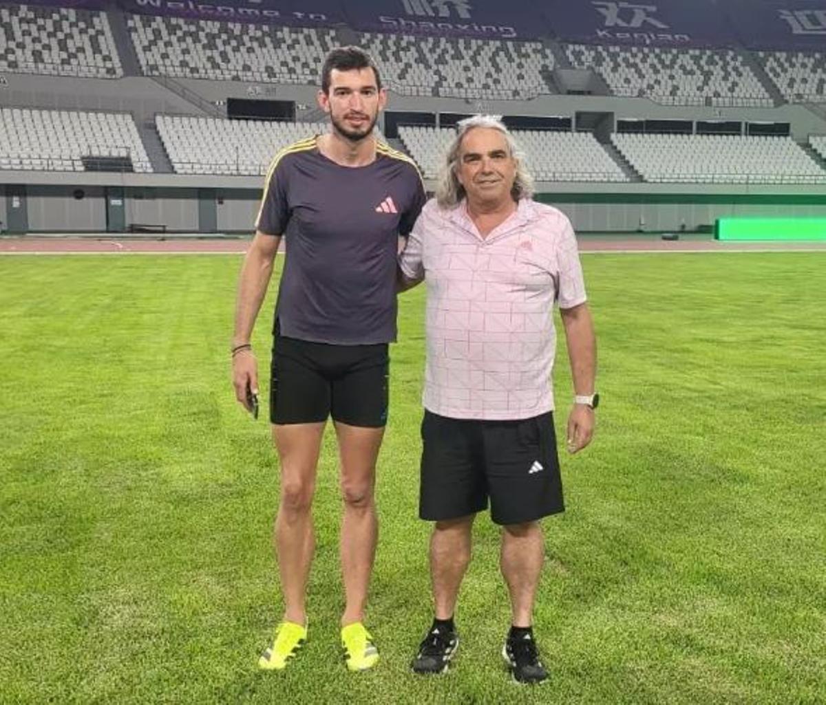 Quique Llopis y su entrenador Toni Puig, en Shanghái