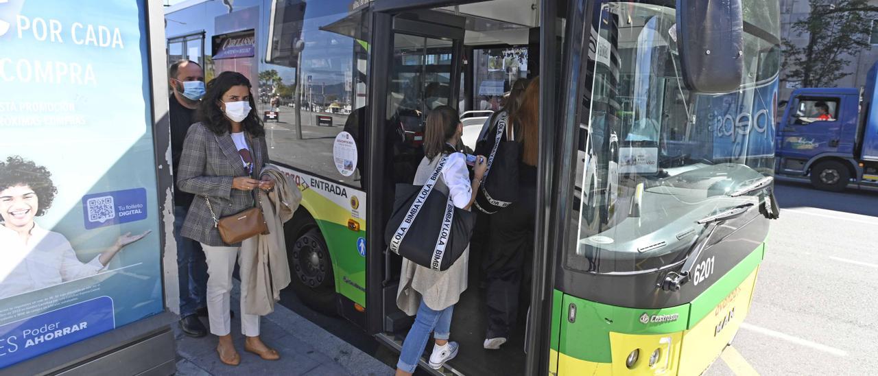 Usuarios de Vitrasa, ayer, subiéndose al bus en el entorno del Náutico