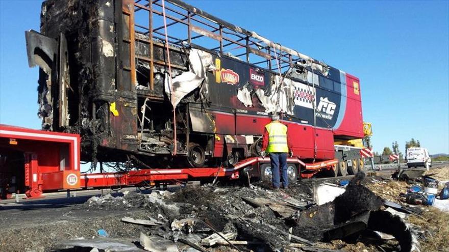 Arde en la a-5 un camión cargado con coches