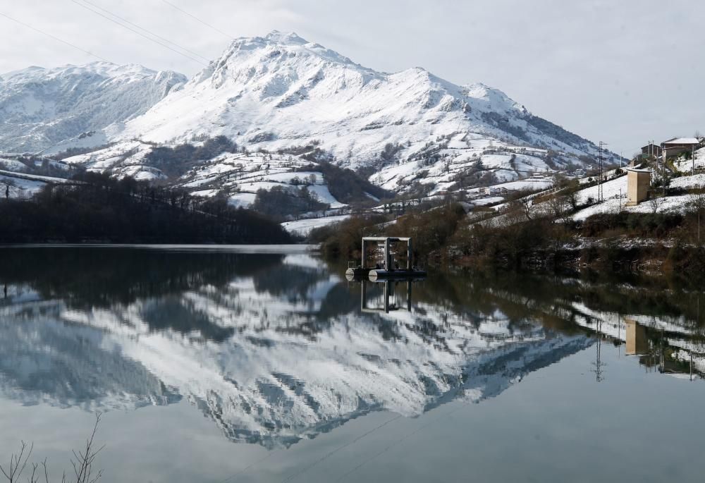 Imagen del embalse de los Alfilorios durante el temporal de nieve.