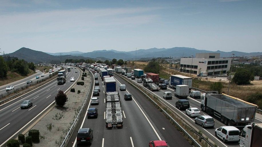 Camiones circulan por la AP-7 a la altura de El Papiol.