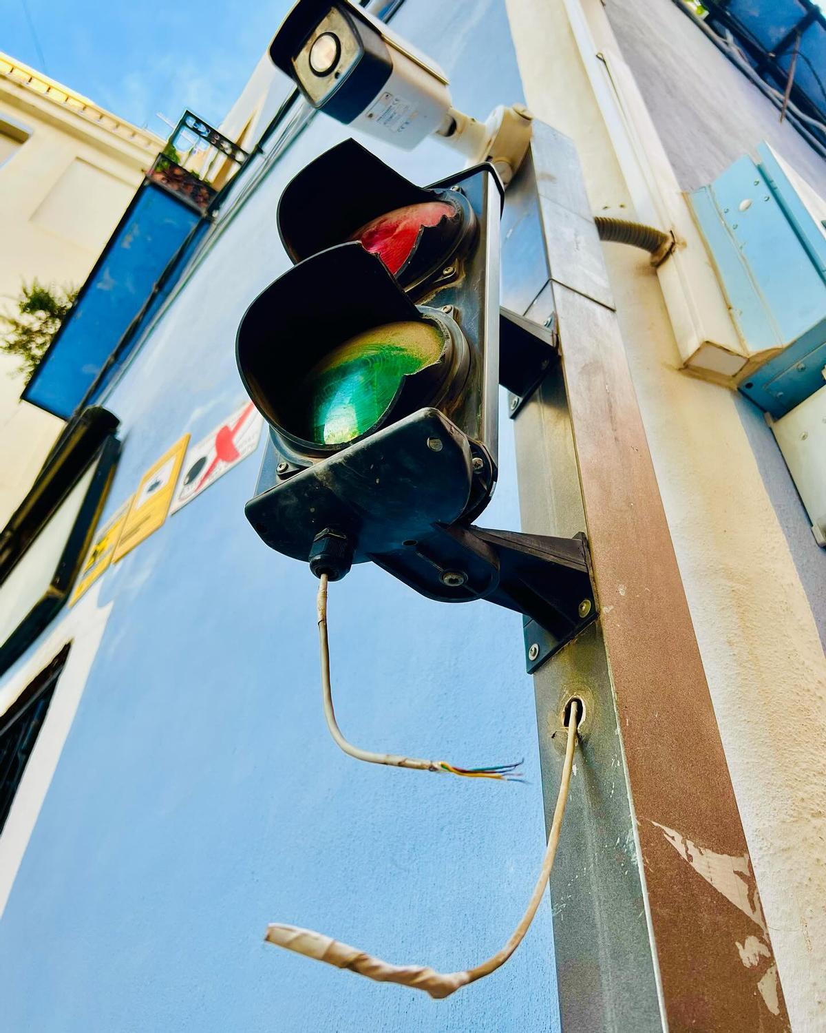 Uno de los semáforos rotos que debe dar acceso restringido al casco antiguo.