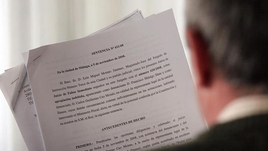 Consumo. En la foto, Francisco Hidalgo lee la sentencia, tras llevar a juicio a Emasa.