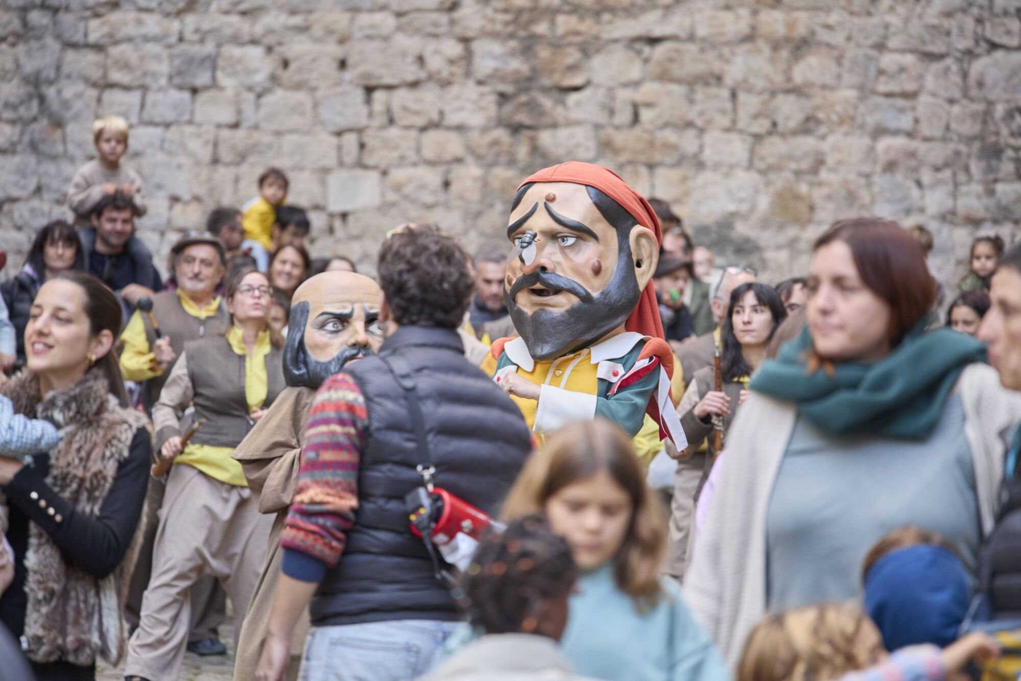 Les fotos de la passejada de capgrossos i gegants a la plaça de la catedral de Girona