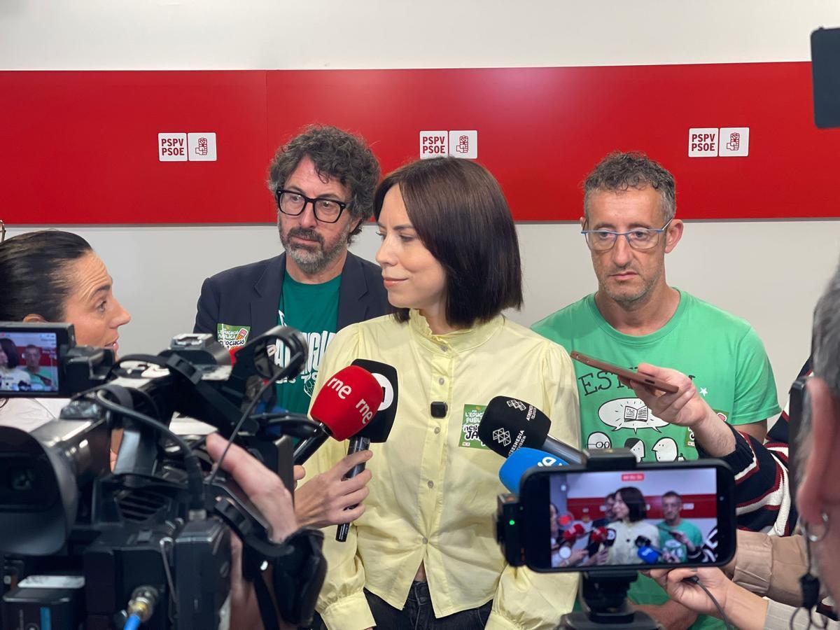 La líder del PSPV, Diana Morant, atiende a los medios de comunicación este viernes, antes de la manifestación.